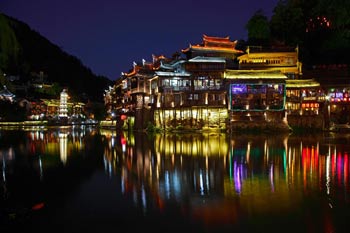 長沙出發(fā)到張家界天門山、玻璃棧道、鳳凰古城、鳳凰夜景往返二日游